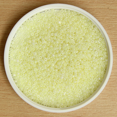 Tiny Glass Bead Cream